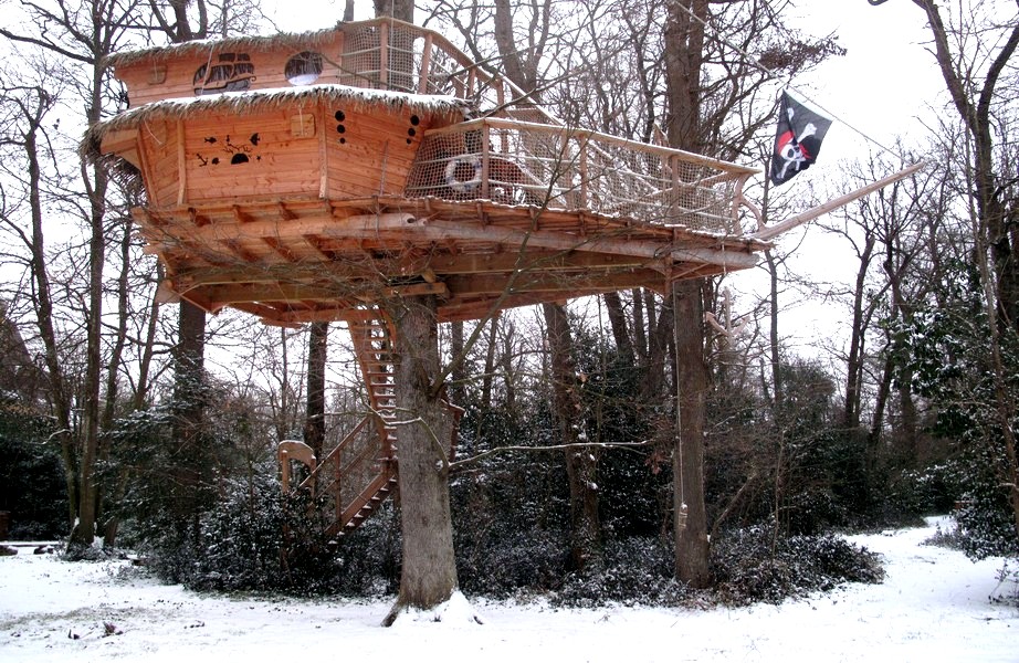 cabane-arbre-famille-neige